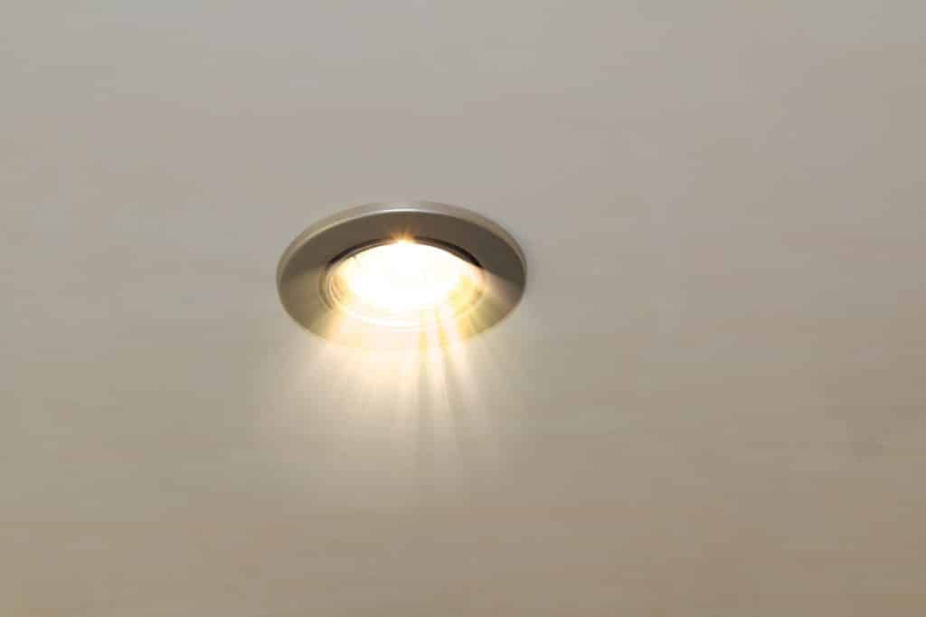 LED Spotlights einbauen - mit dem Deckenlicht Akzente setzen